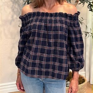 Signature 8-
Off shoulder top
Size small
Super soft flannel material